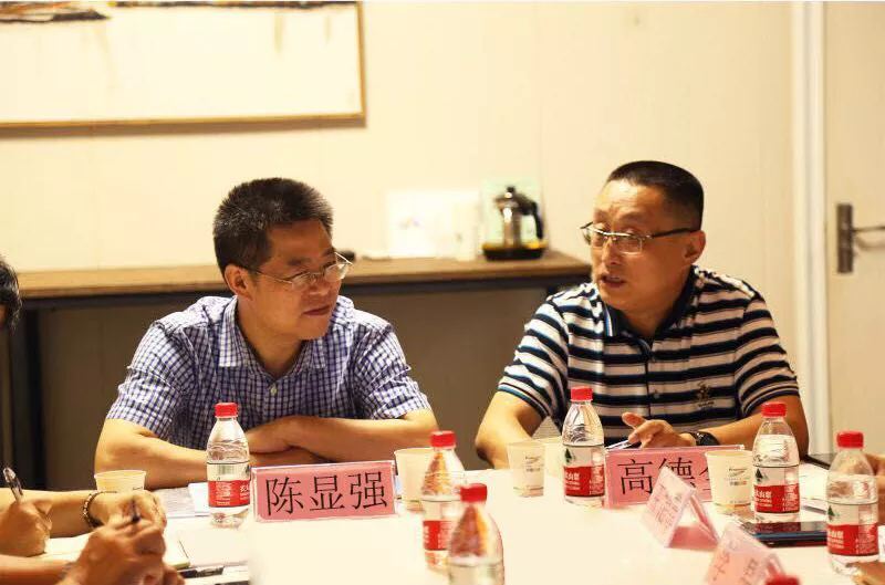 △广东开放大学副校长陈显强（左）与中鹏教育董事长高德全（右）探讨教学发展
